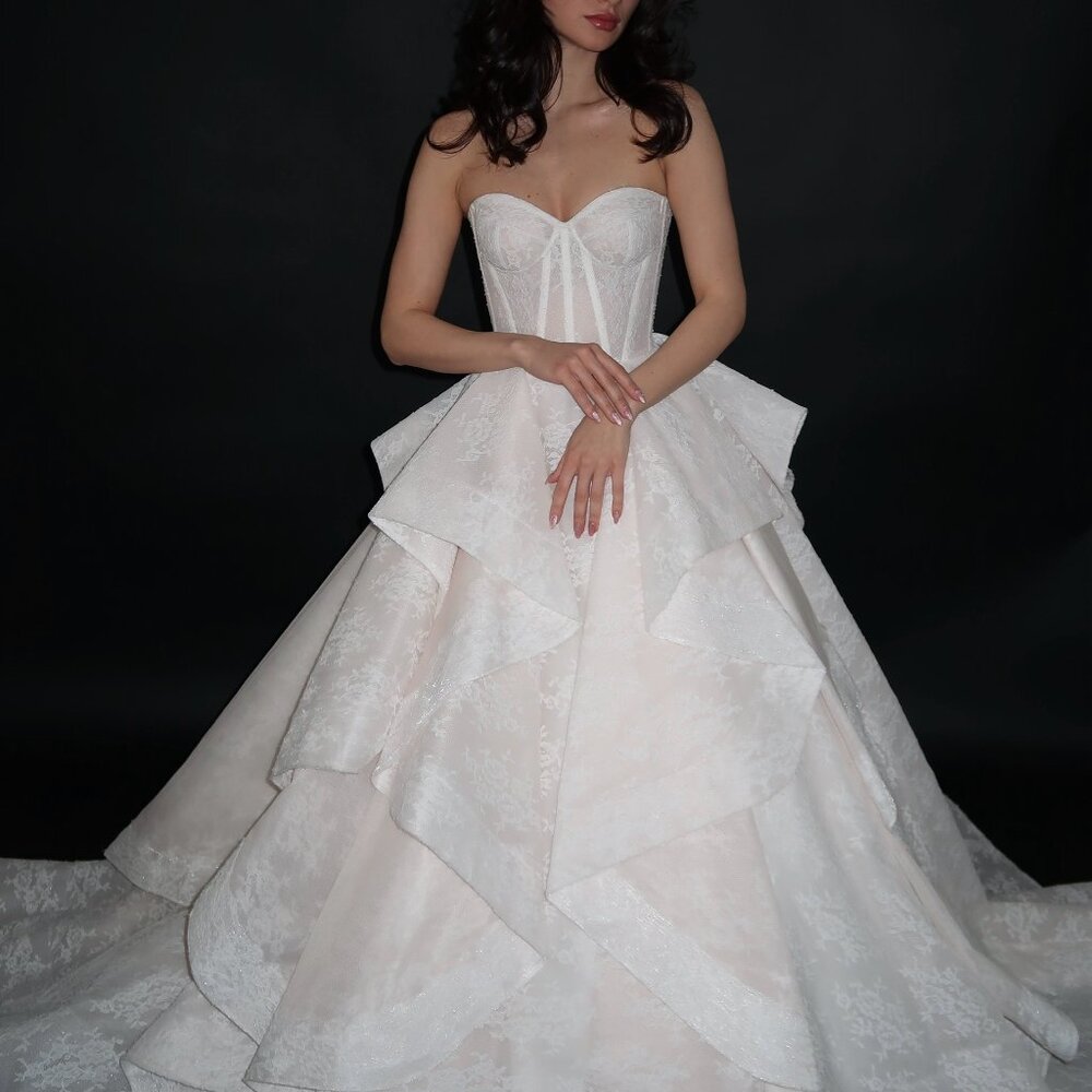 Preloved US 0 Anna Augusta Strapless Sweetheart Chantilly Lace Bridal Gown